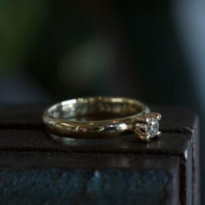 trouwring met nieuwe zetting diamant